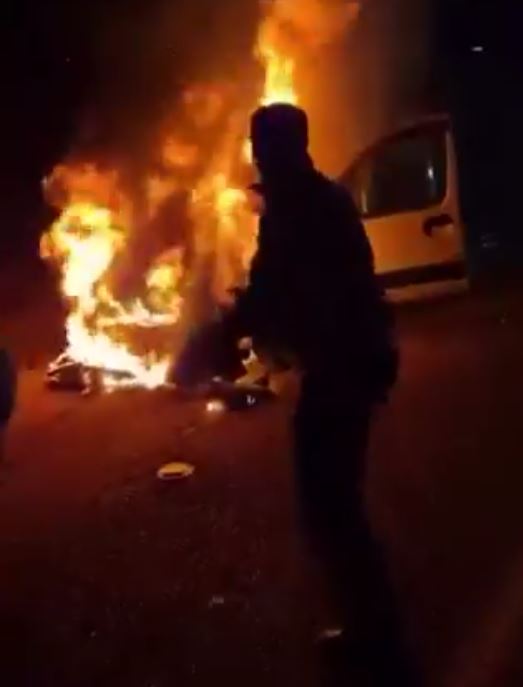 Ceza infaz kurumu personeli, yanan araca müdahale ederek 5 kişilik aileyi kurtardı