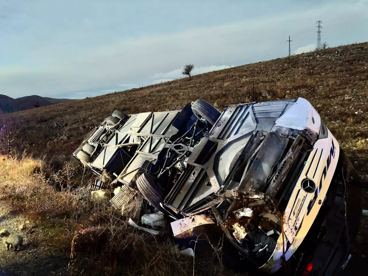 AFYONKARAHİSAR - Yolcu otobüsü devrildi, 2 kişi öldü, 21 kişi yaralandı