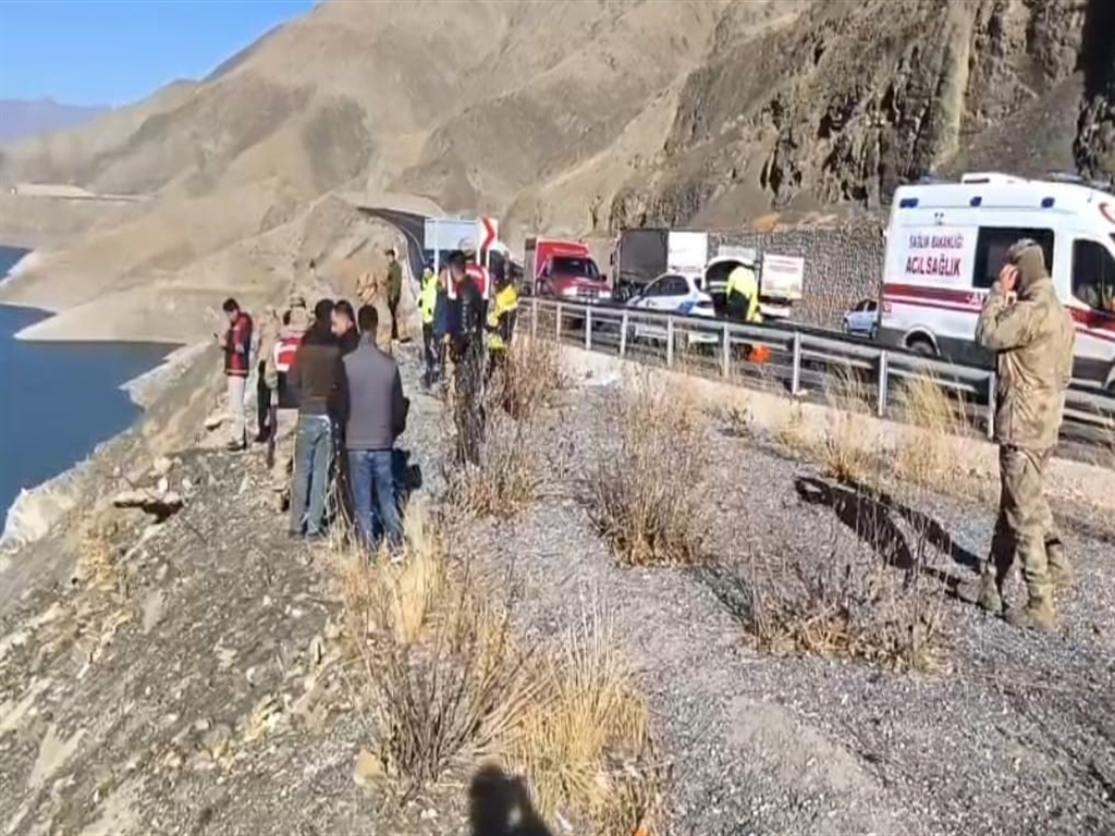 Van'da Facia: Otomobilin Baraj Gölü'ne Uçması Sonucu 3 Kişi Hayatını Kaybetti