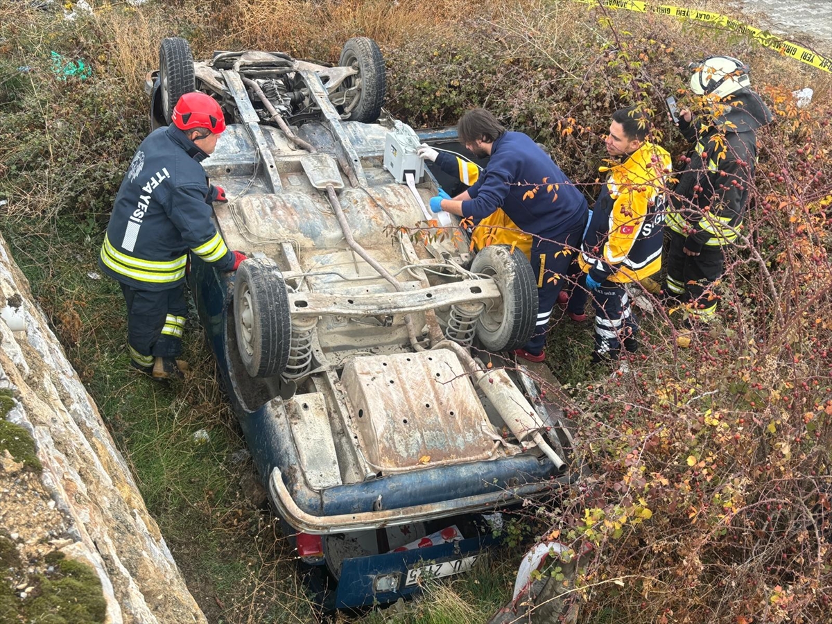 Konya'da şarampole devrilen otomobilin sürücüsü öldü