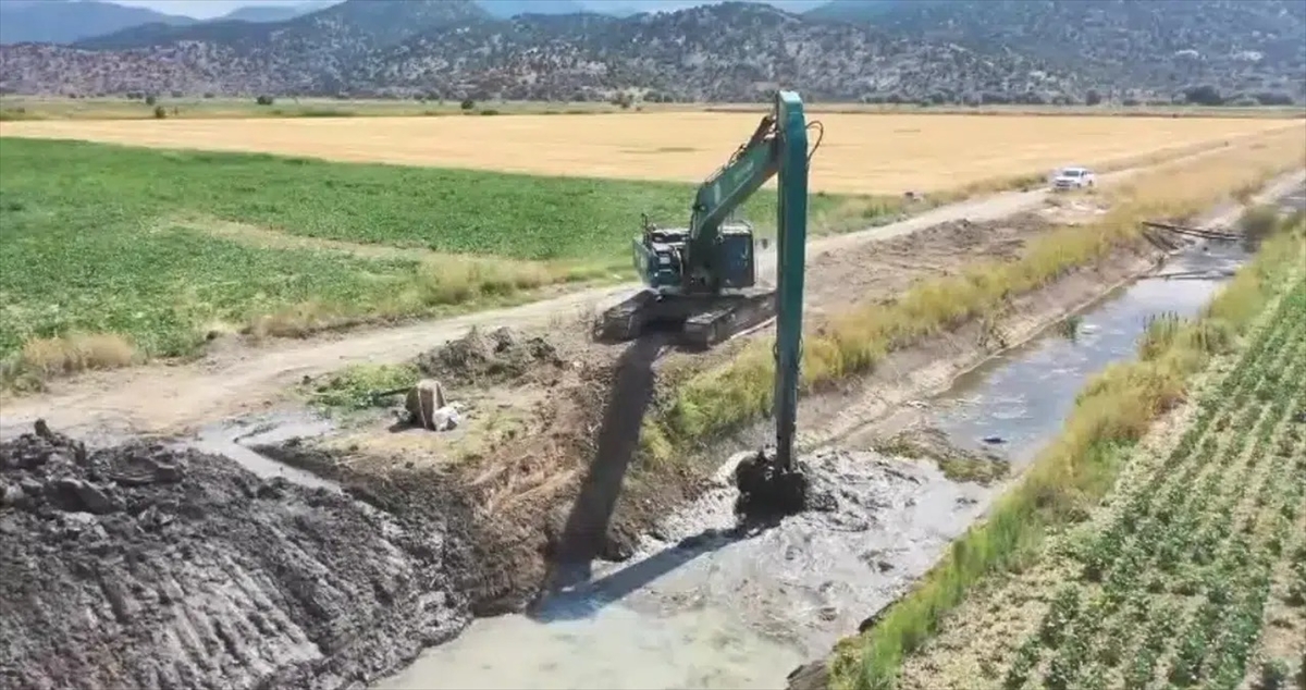 DSİ Seydişehir'de drenaj kanallarını temizledi