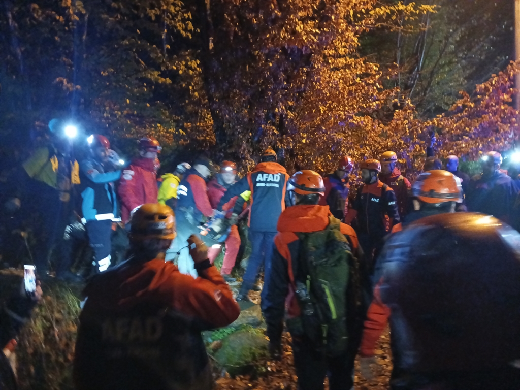 Doğa yürüyüşünde yüksekten kayalık bölgeye düştüler: 1 ölü, 1 yaralı