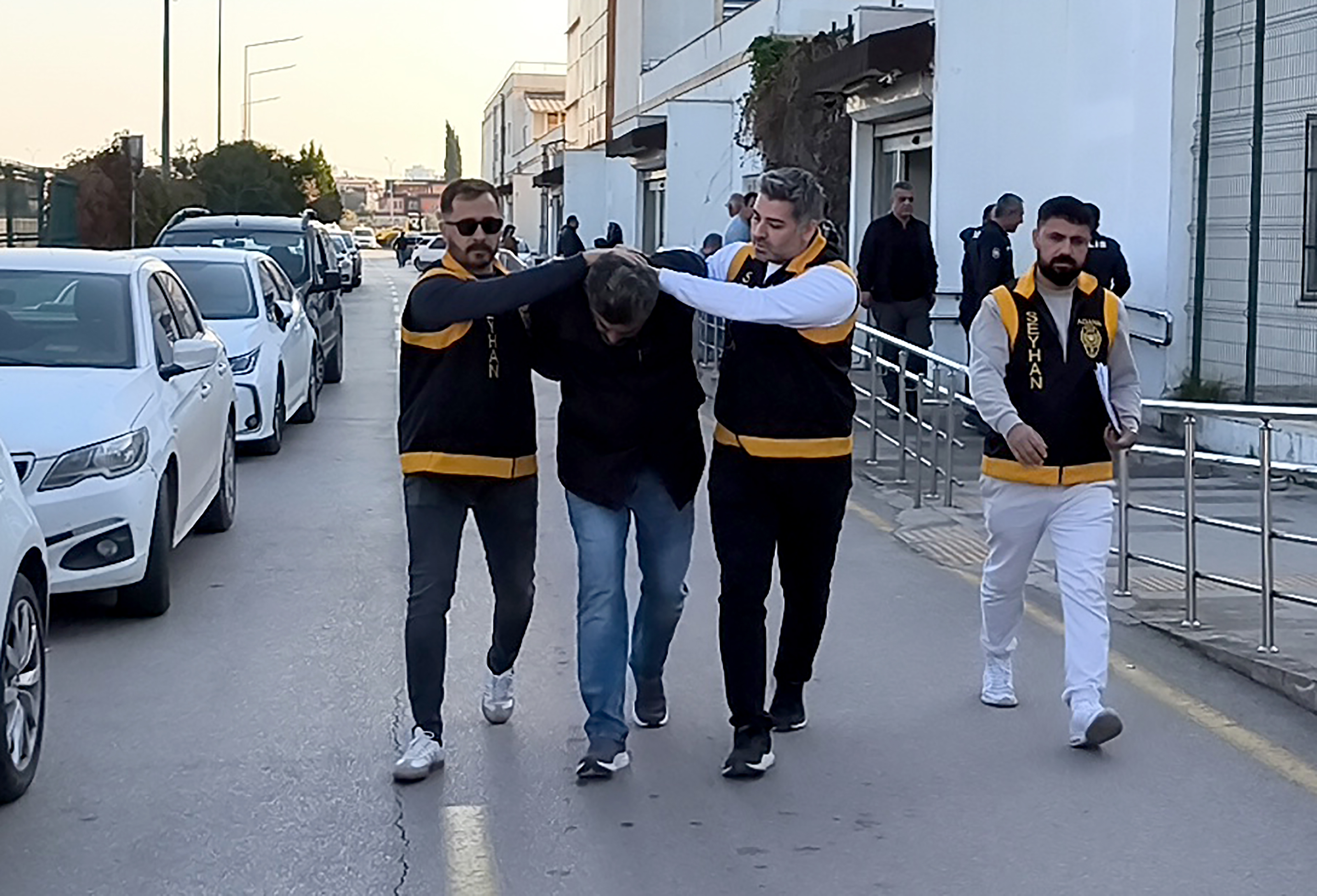 Sahte isimle 7 kitap yazıp konferanslar veren sosyal medya fenomeni, cinayet hükümlüsü çıktı