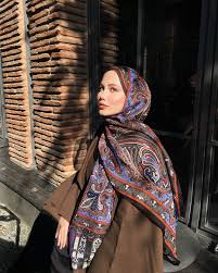 Zamansız Zarafetin Dokunuşu: Jakarlı Şal ve Moreno Silk