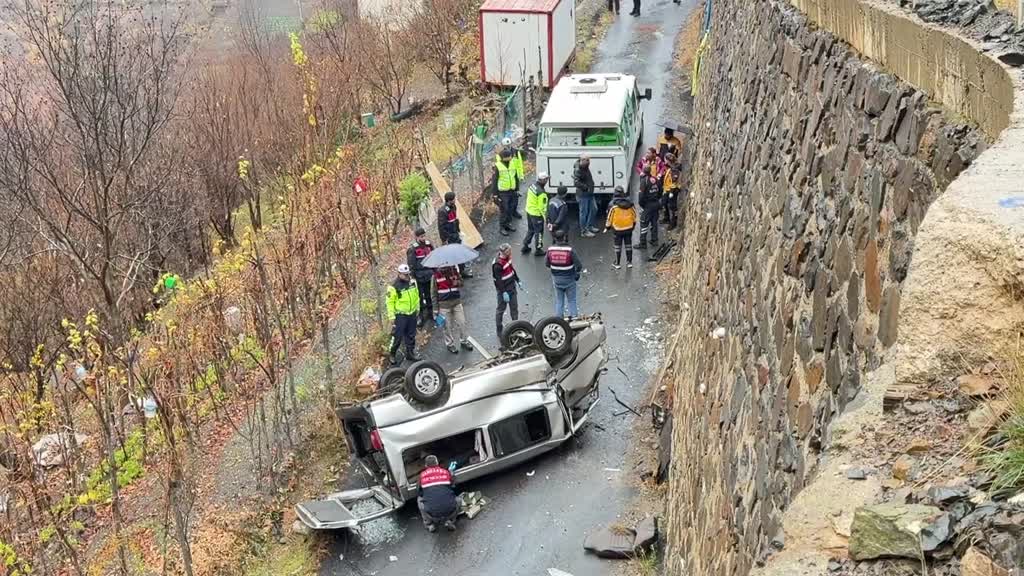 ARTVİN - Kamyonetin alt yola devrildiği kazada 3 kişi öldü