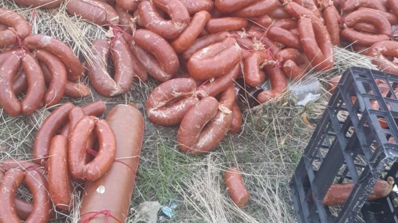 Ankara'da Boş Araziye Yüzlerce Kilo Et Ürünü Atıldı