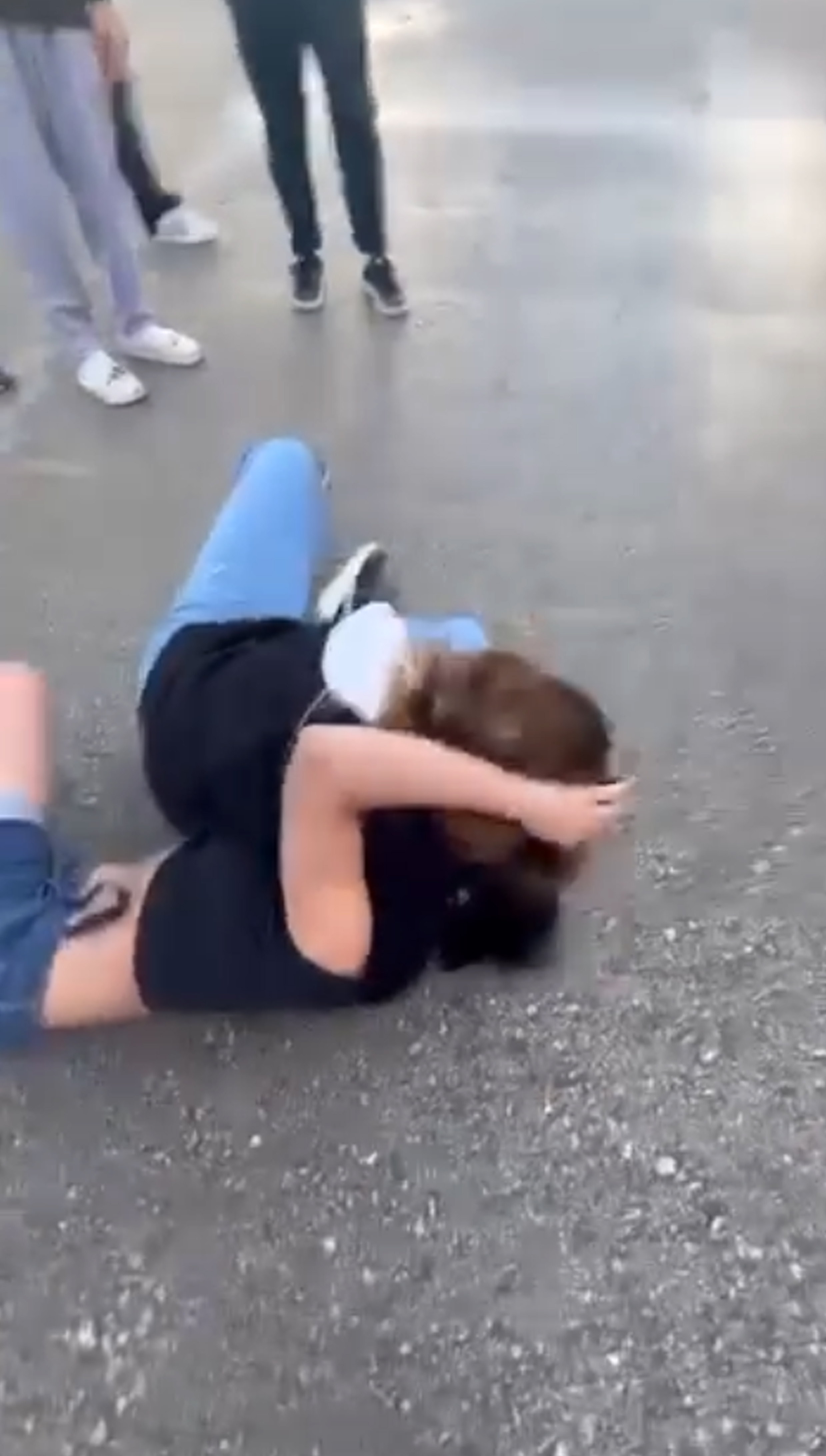 Antalya- Akranları, kız öğrenciyi tekme- yumruk dövüp saçından sürükledi; o anlar kamerada