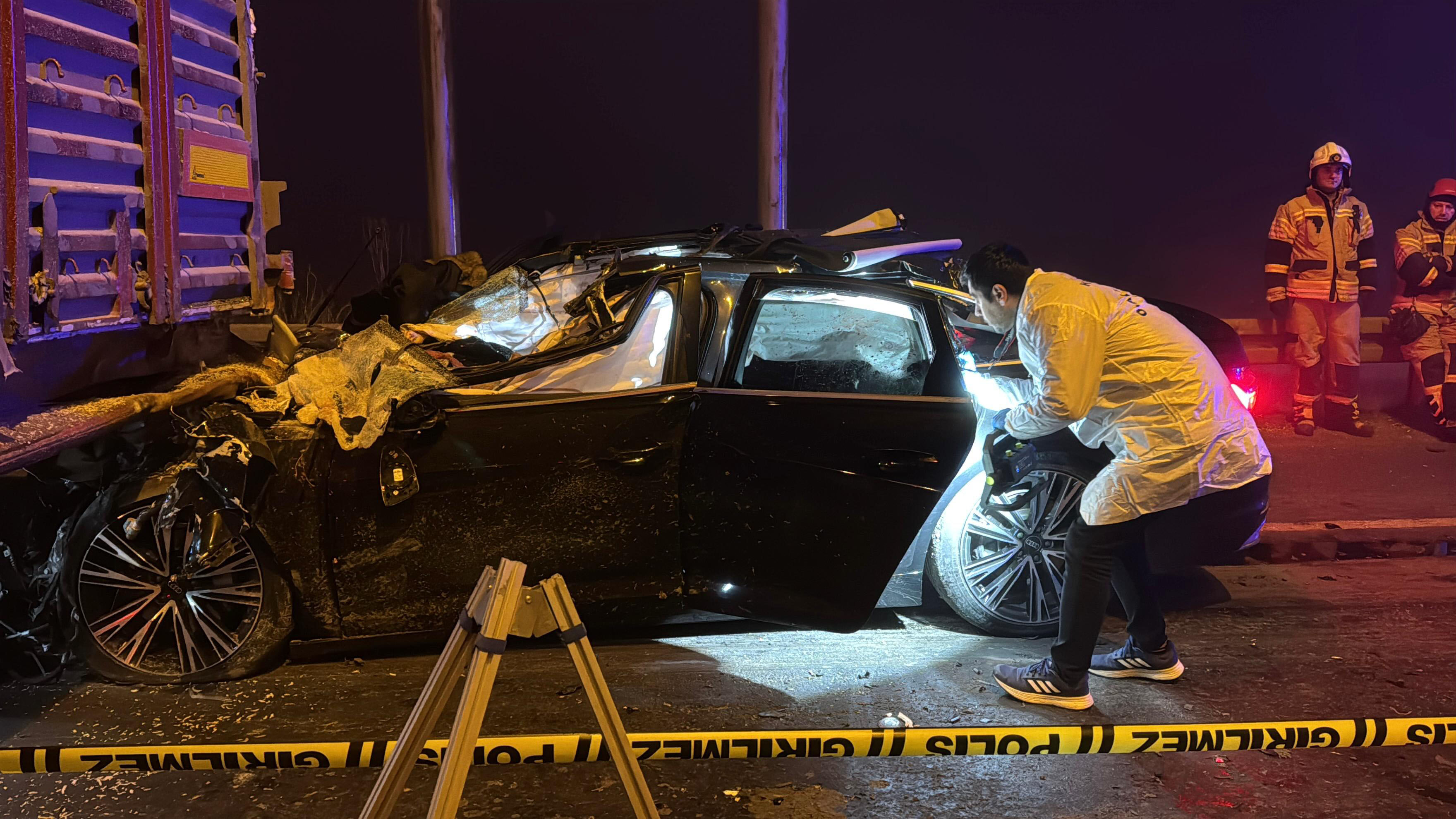 Kütahya'da otomobil TIR'a arkadan çarptı:  Aynı aileden 4  kişi öldü