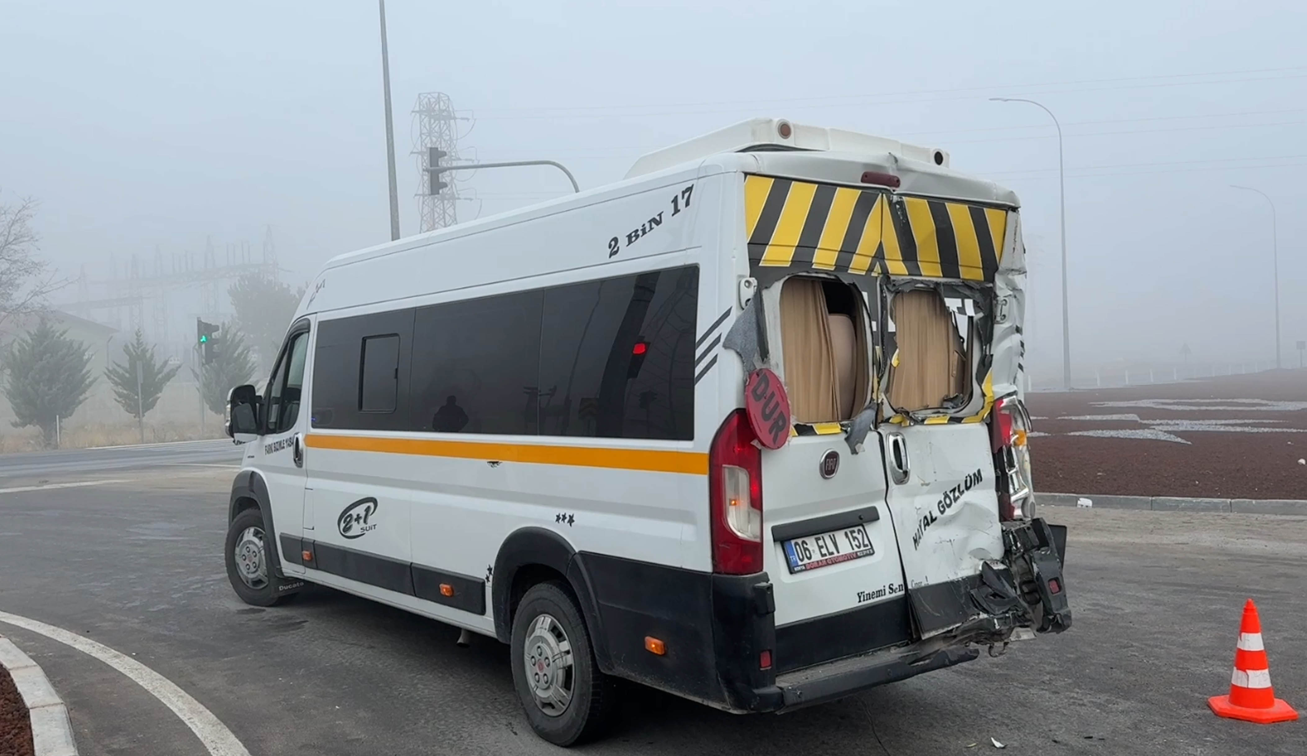 TIR, öğrenci servis minibüsüne çarptı; 20 yaralı