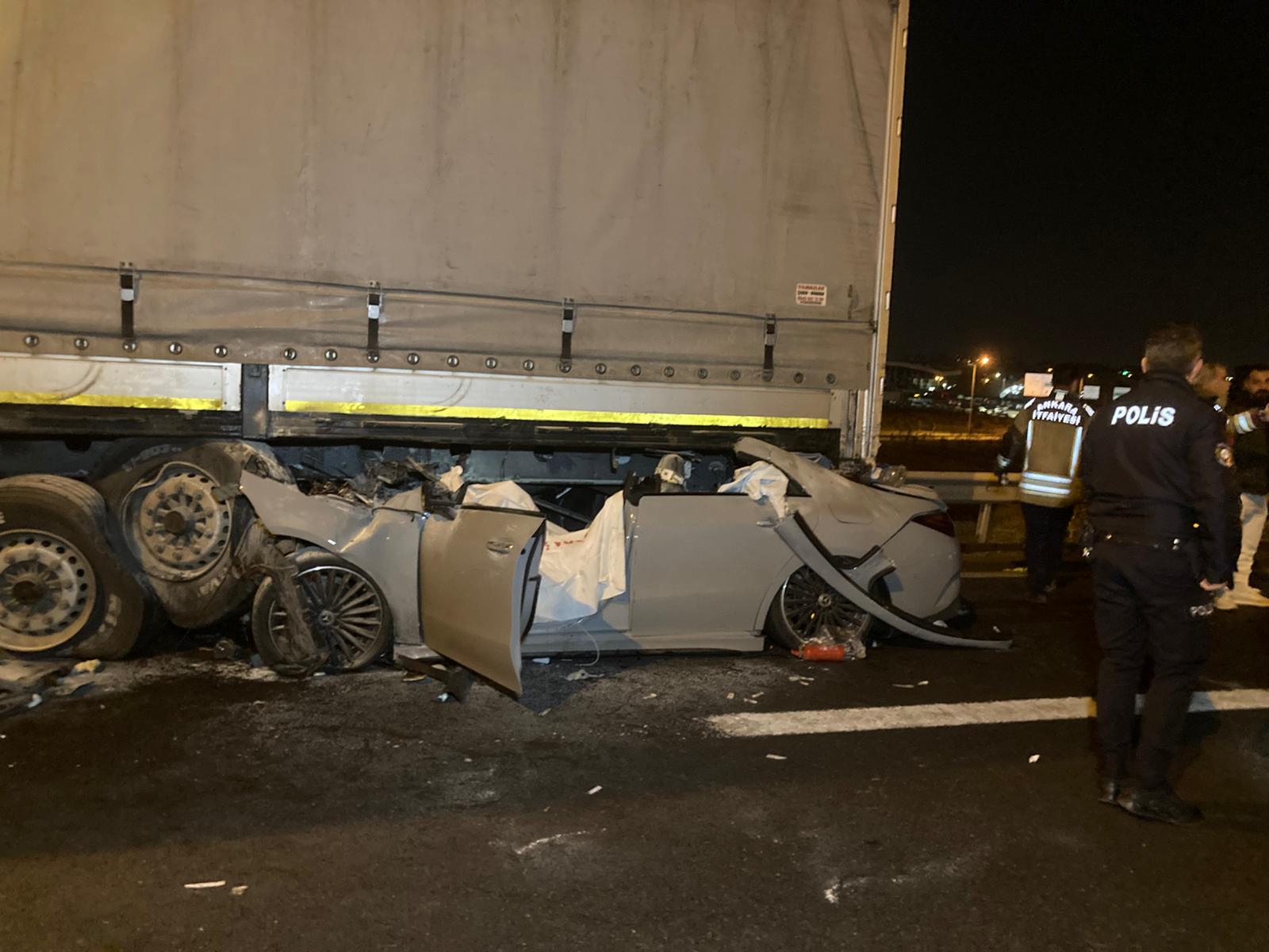 Ankara'da otomobil, TIR'a arkadan çarptı: 2 ölü, 1 yaralı