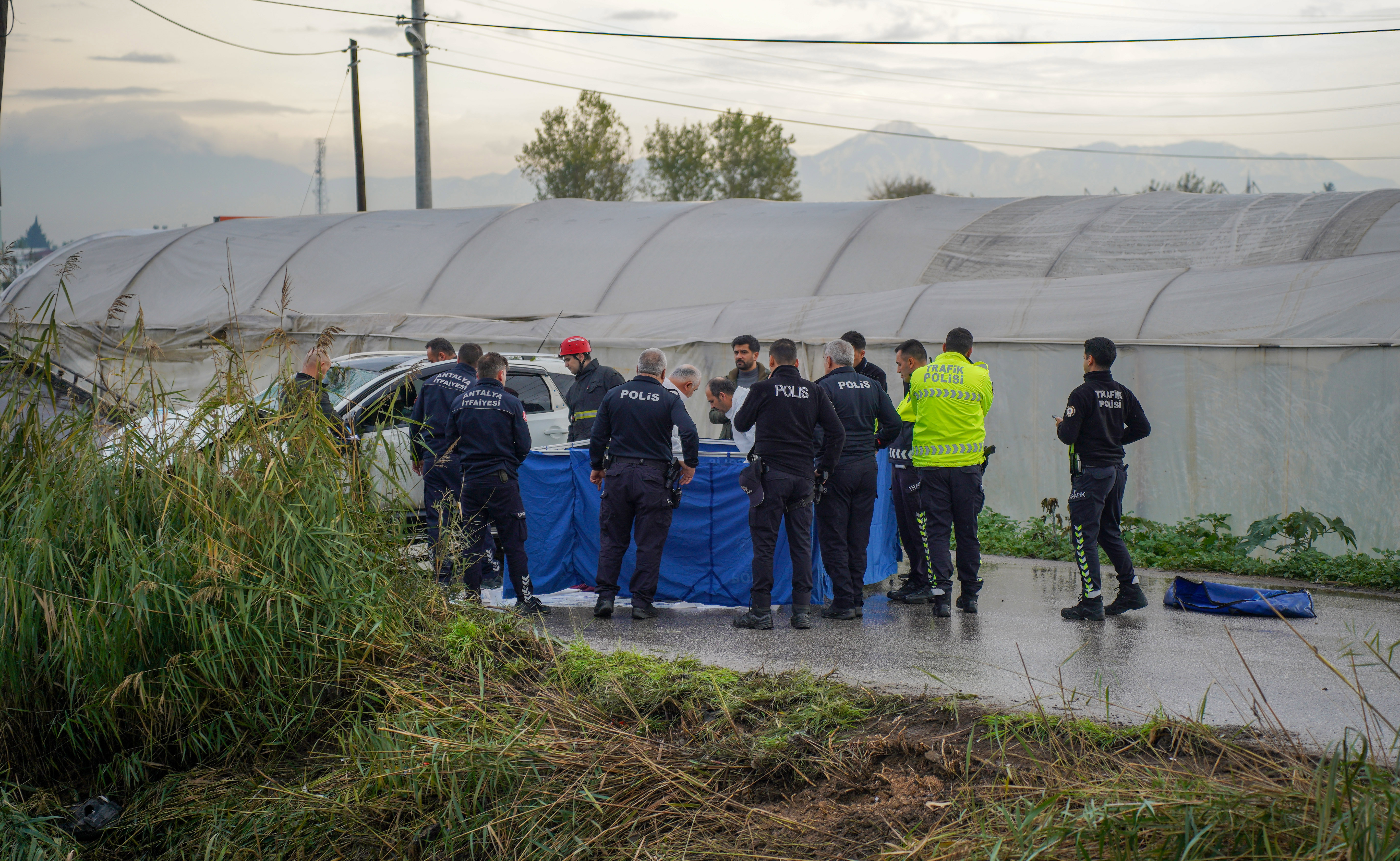 Antalya - Kanala uçan cipte ölen eşinin cenazesinin çıkarılmasını gözyaşlarıyla izledi