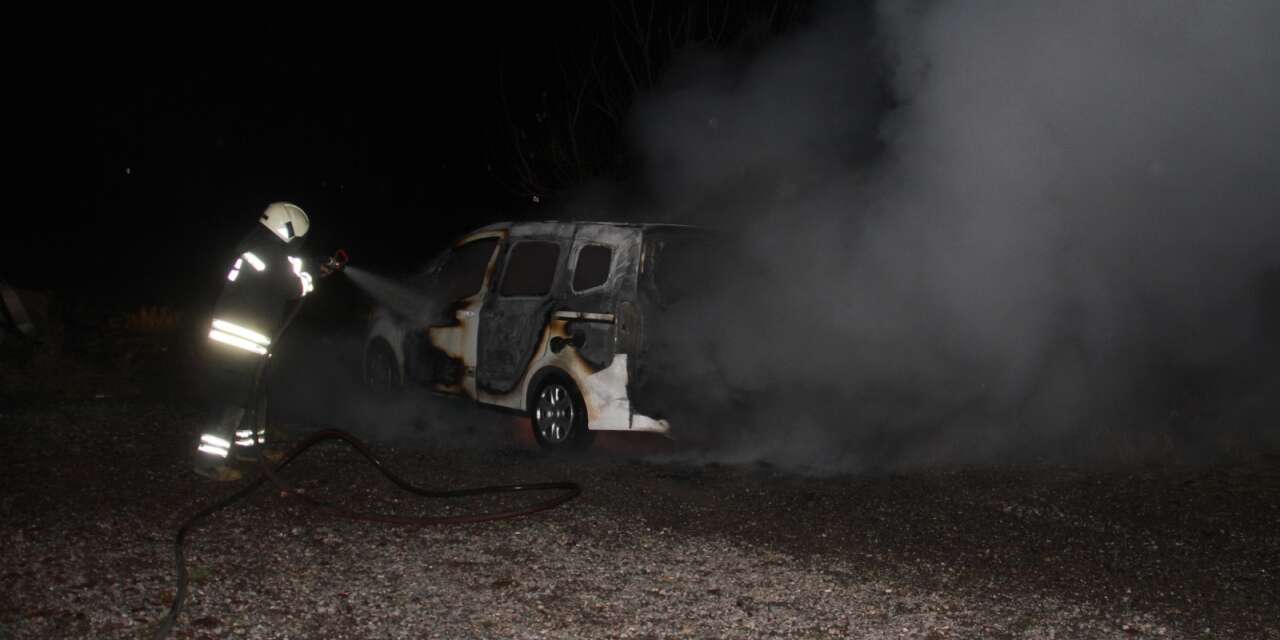 Beyşehir'de aile tartışması, otomobilin ateşe verilmesiyle sonuçlandı