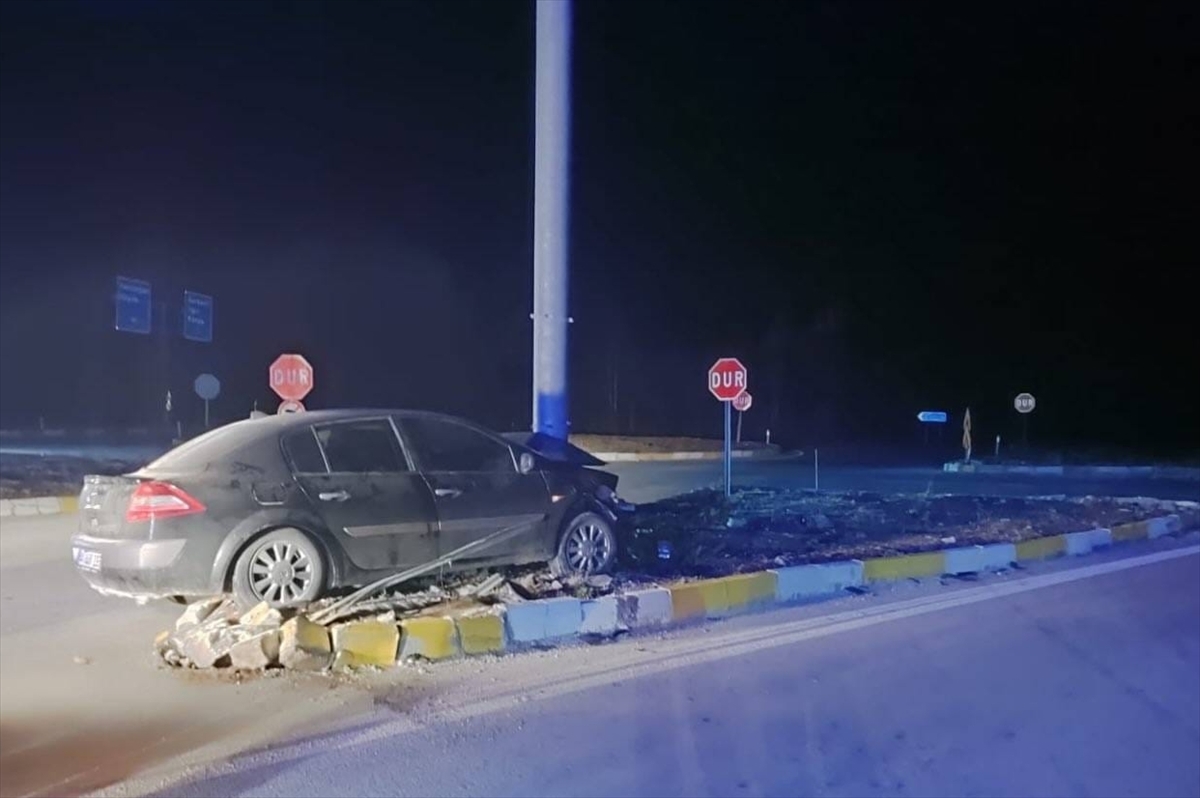 Beyşehirde  tabela direğine çarpan otomobildeki 3 kişi yaralandı