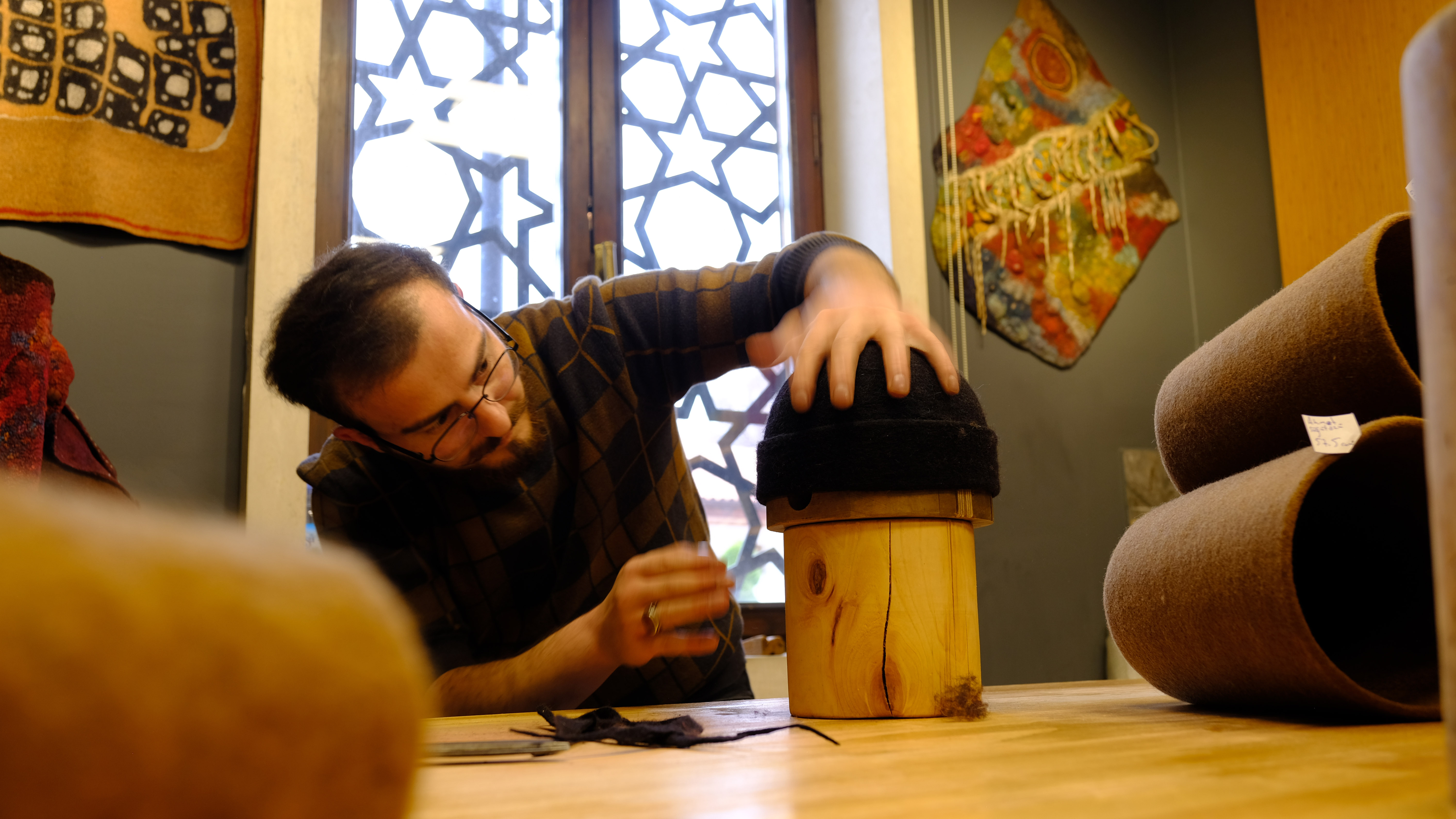 Konya- 130 yıllık ata mesleği keçeciliği sürdüren esnafın atölyesinde Mevlana Haftası yoğunluğu