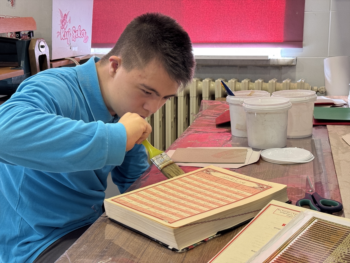 Down sendromlu Harun Efe, yetenekleriyle öğretmenlerinin gururu oldu