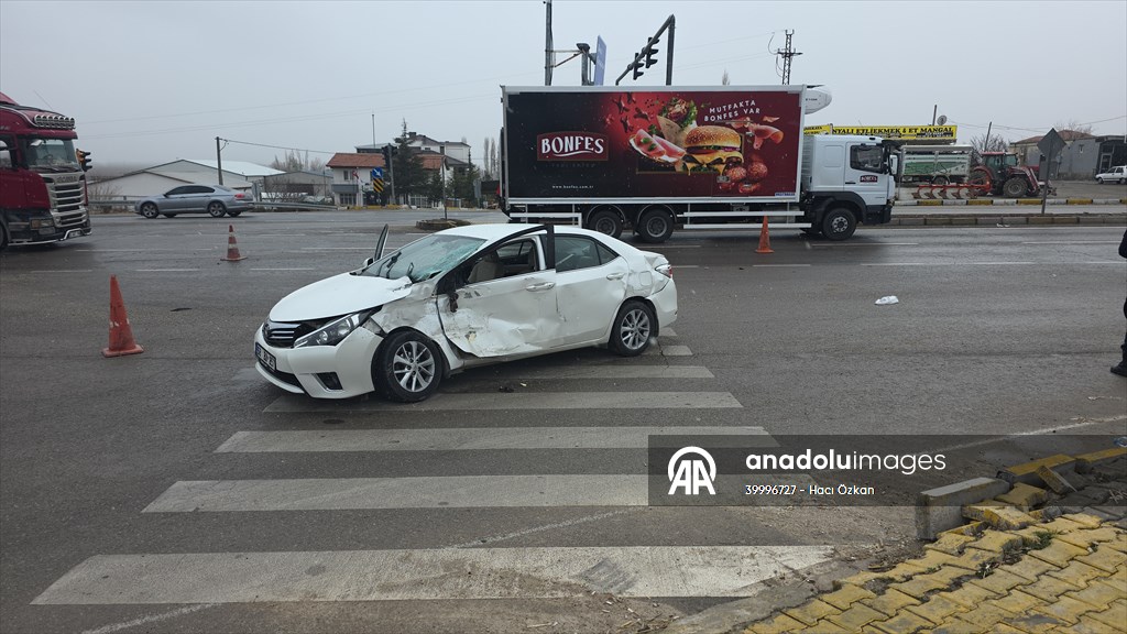 Aksaray-Konya Yolunda TIR ile Otomobil Çarpıştı: 4'ü Hakem 5 Kişi Yaralandı