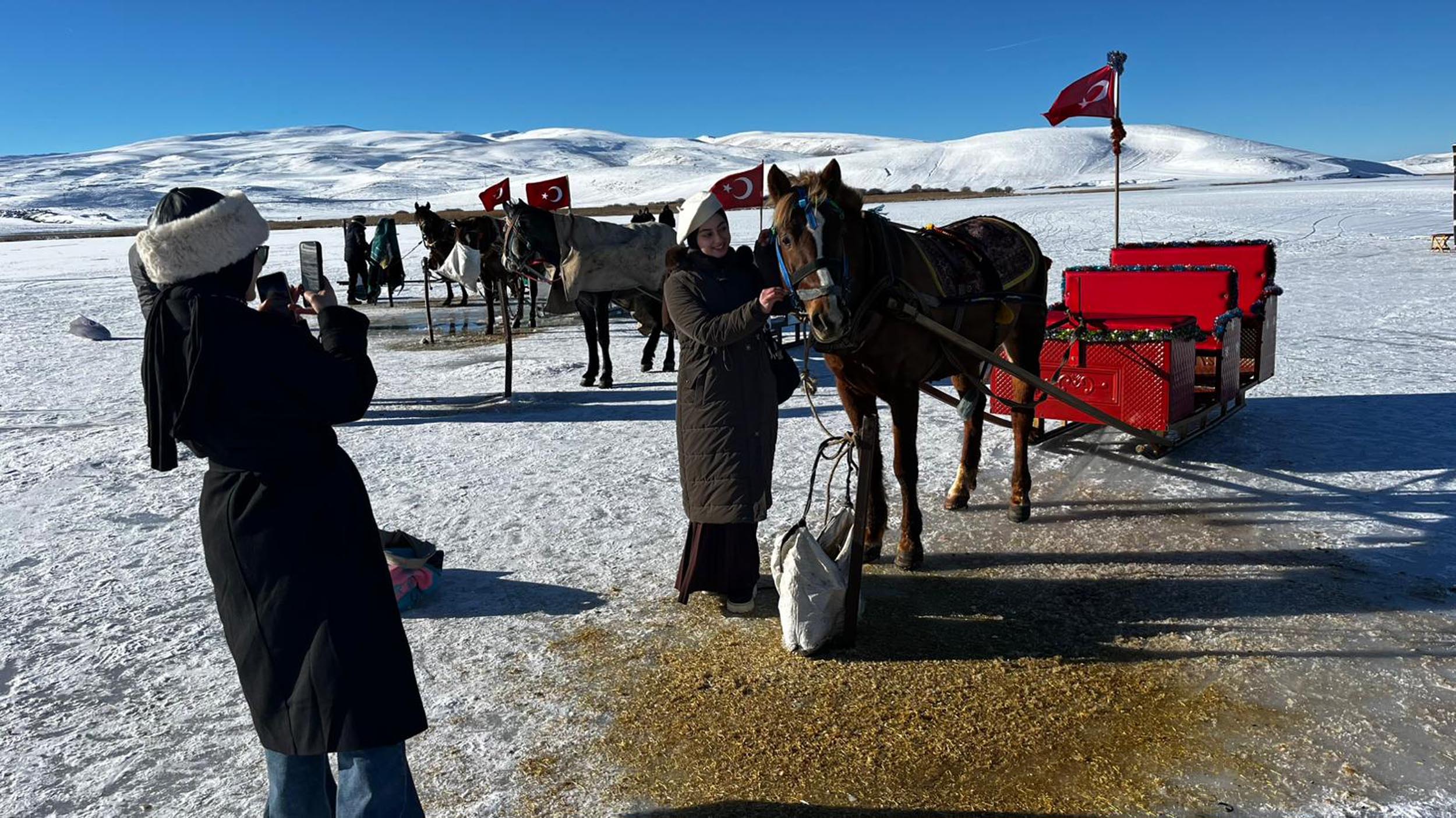 Çıldır Gölü'nde bir tarafta atlı kızak, bir tarafta buz pateni