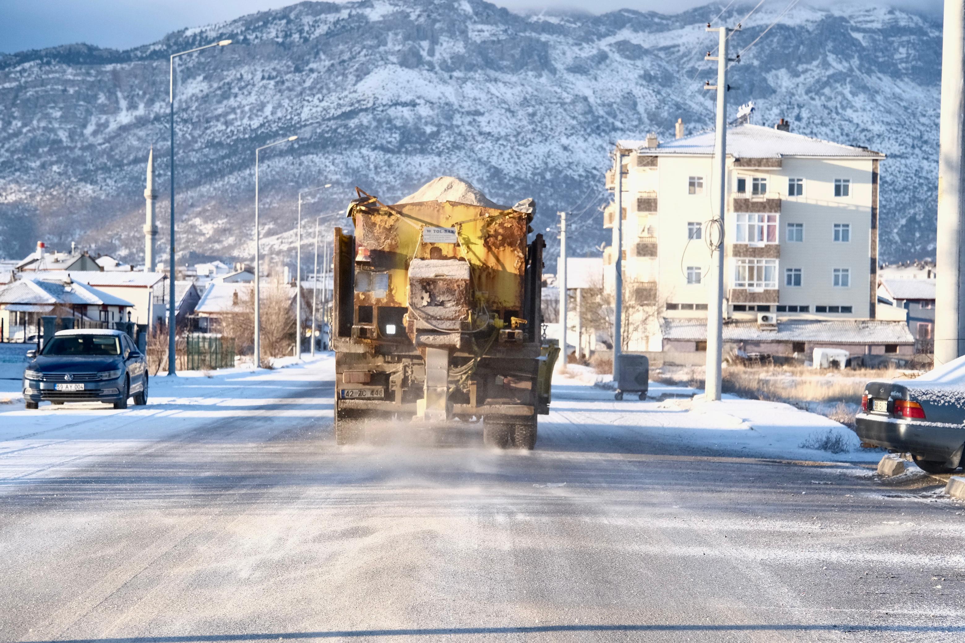 BELEDİYE EKİPLERİNDEN BUZLANMAYA KARŞI SOLÜSYON ÇALIŞMASI