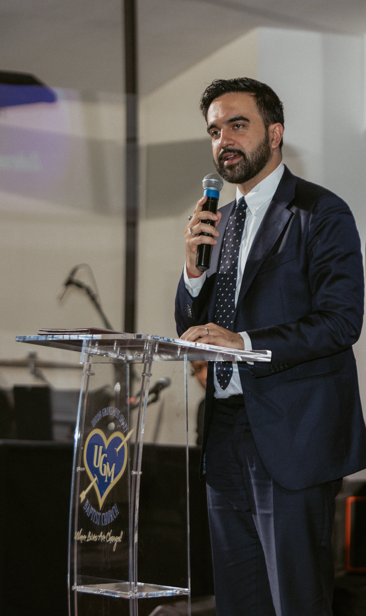 Zohran Mamdani Kur’an-ı Kerim'e el basarak göreve başladı