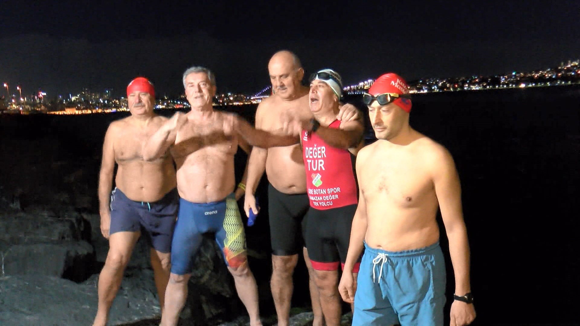 İstanbul - Fatih'te 2026'ya buz gibi suda yüzerek girdiler