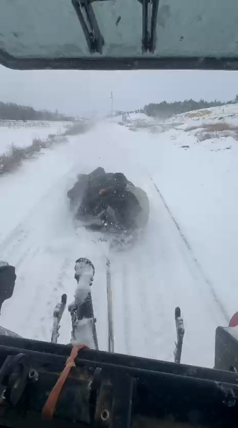 KONYADA Askere gidecek gençlerin karda eğlencesi kamerada