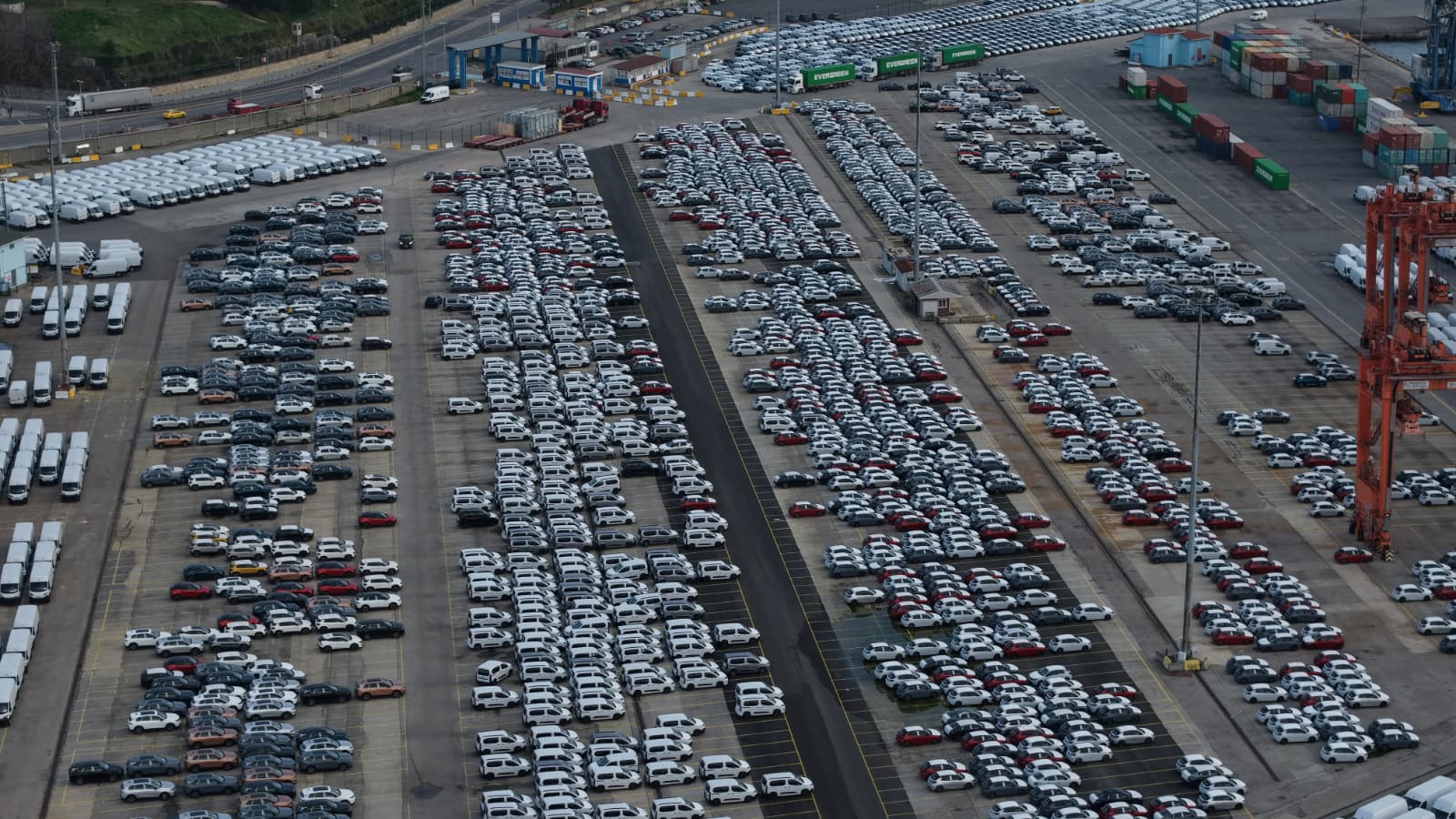 İstanbul - Haydarpaşa Limanı'ndaki sıfır ithal otomobiller havadan görüntülendi