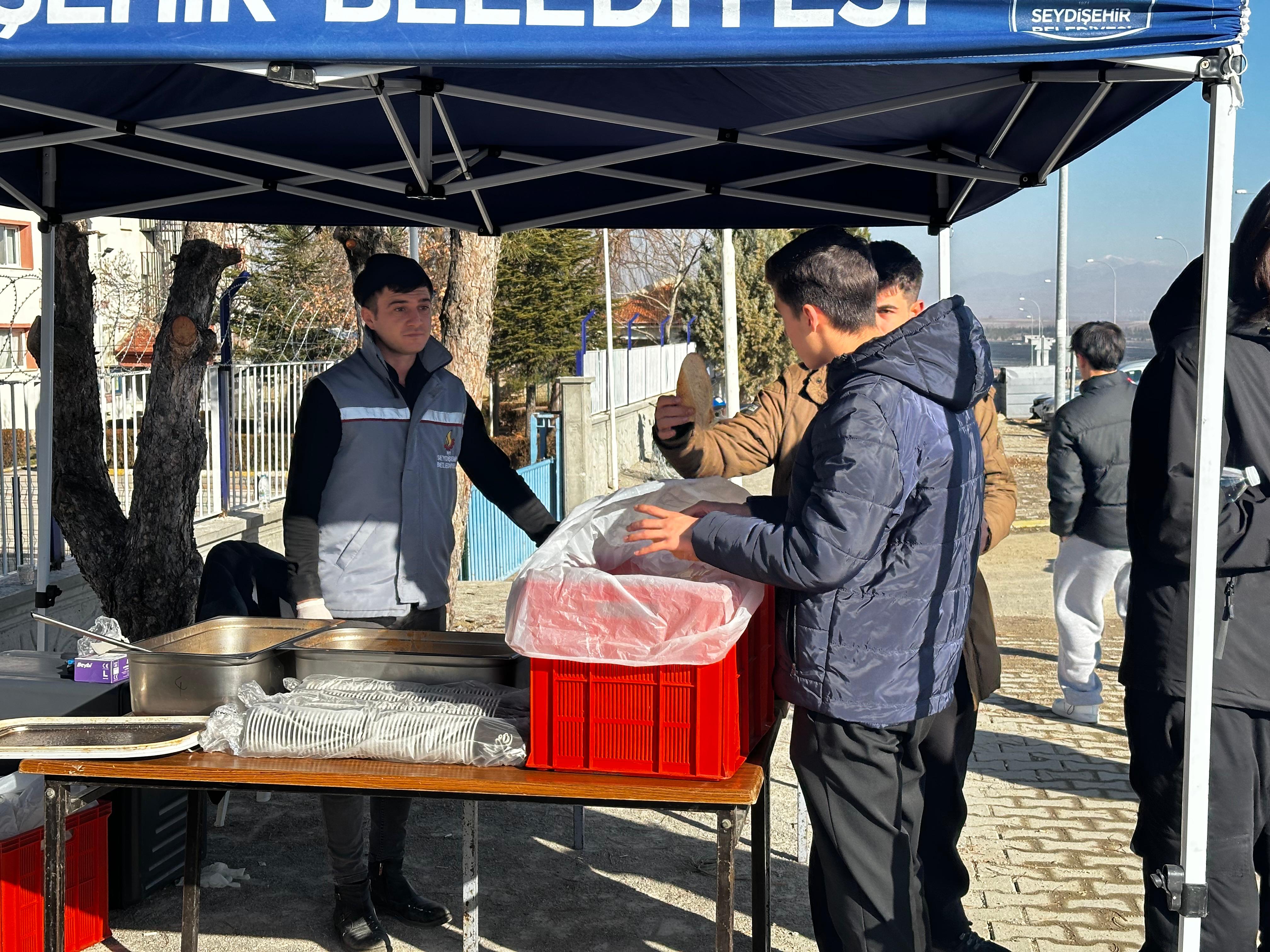 BELEDİYE’DEN ÖĞRENCİLERE ÇORBA İKRAMI 