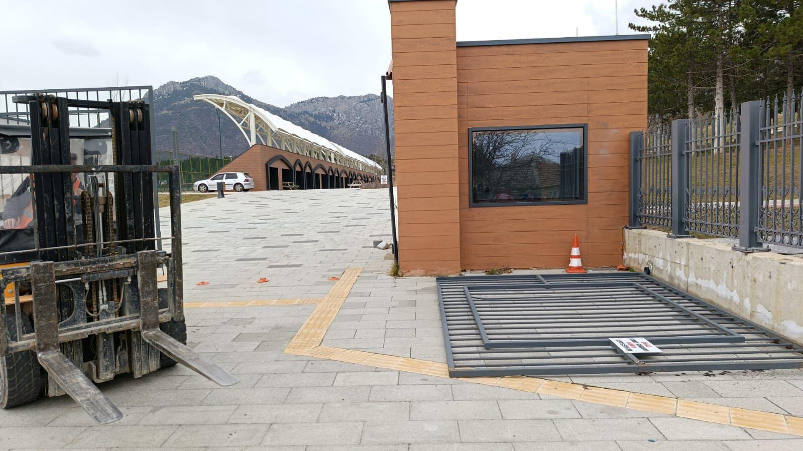 BELEDİYE EKİPLERİ FIRTINA NEDENİYLE SEFERBER OLDU 