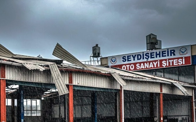 Seydişehir Sanayisinde Fırtına Dehşeti: Çatılar Uçtu, Esnaf Yardım Bekliyor!