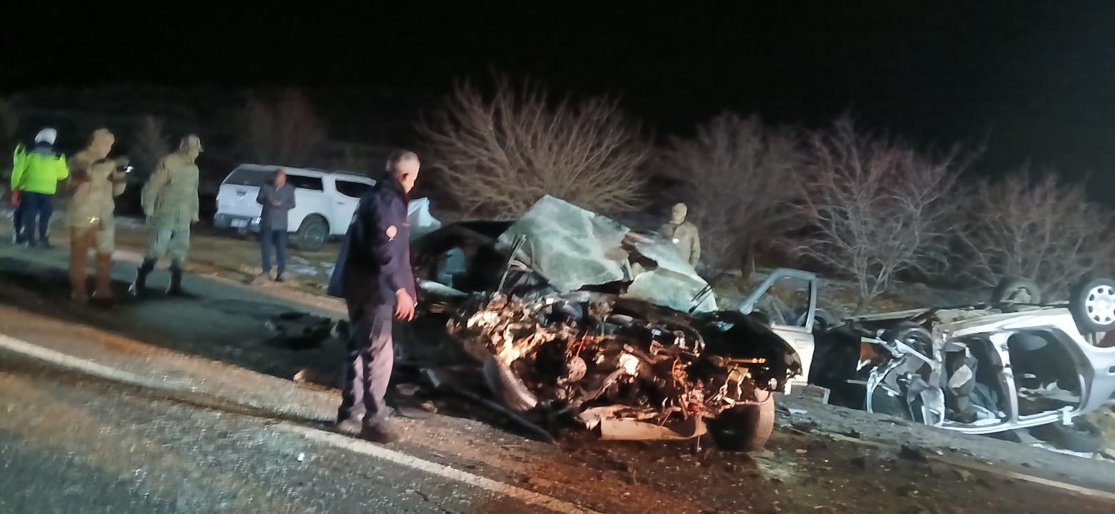 Mardin'de otomobil ile hafif ticari aracın çarpıştığı kazada 3 ölü, 2 yaralı