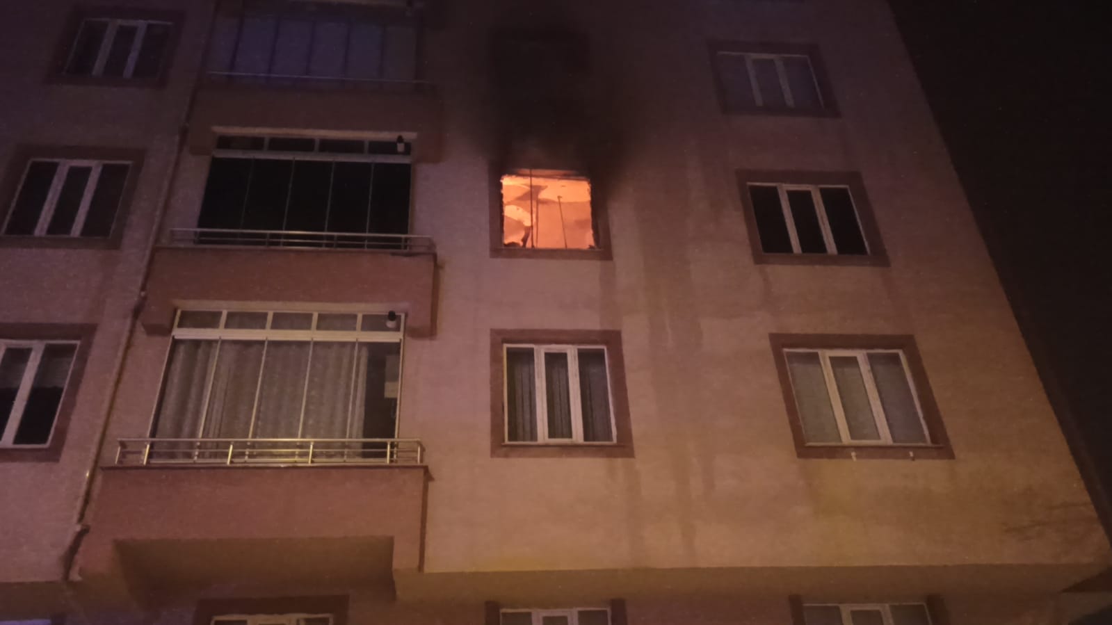 Seydişehir’de Korkutan Yangın: 5 Katlı Bina Tahliye Edildi