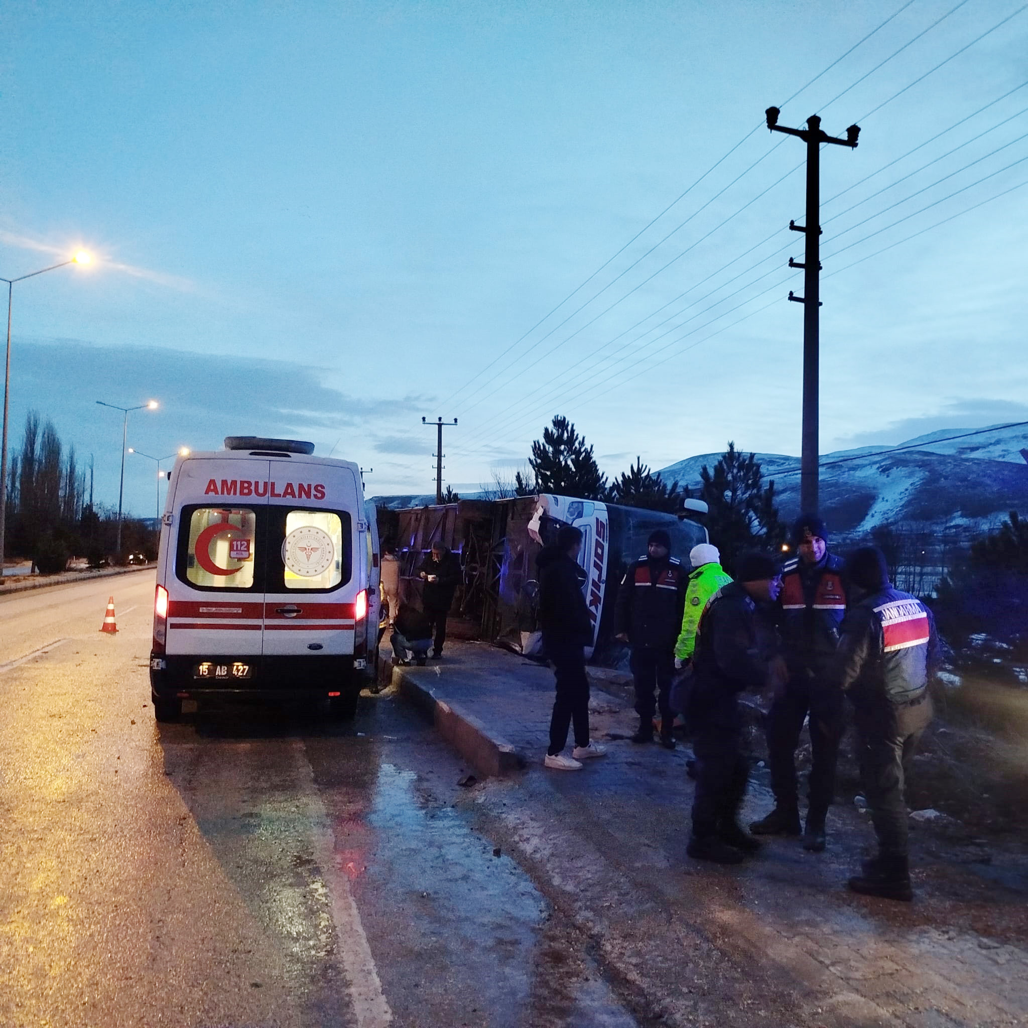 Burdur'da yolcu otobüsü devrildi: 12 yaralı