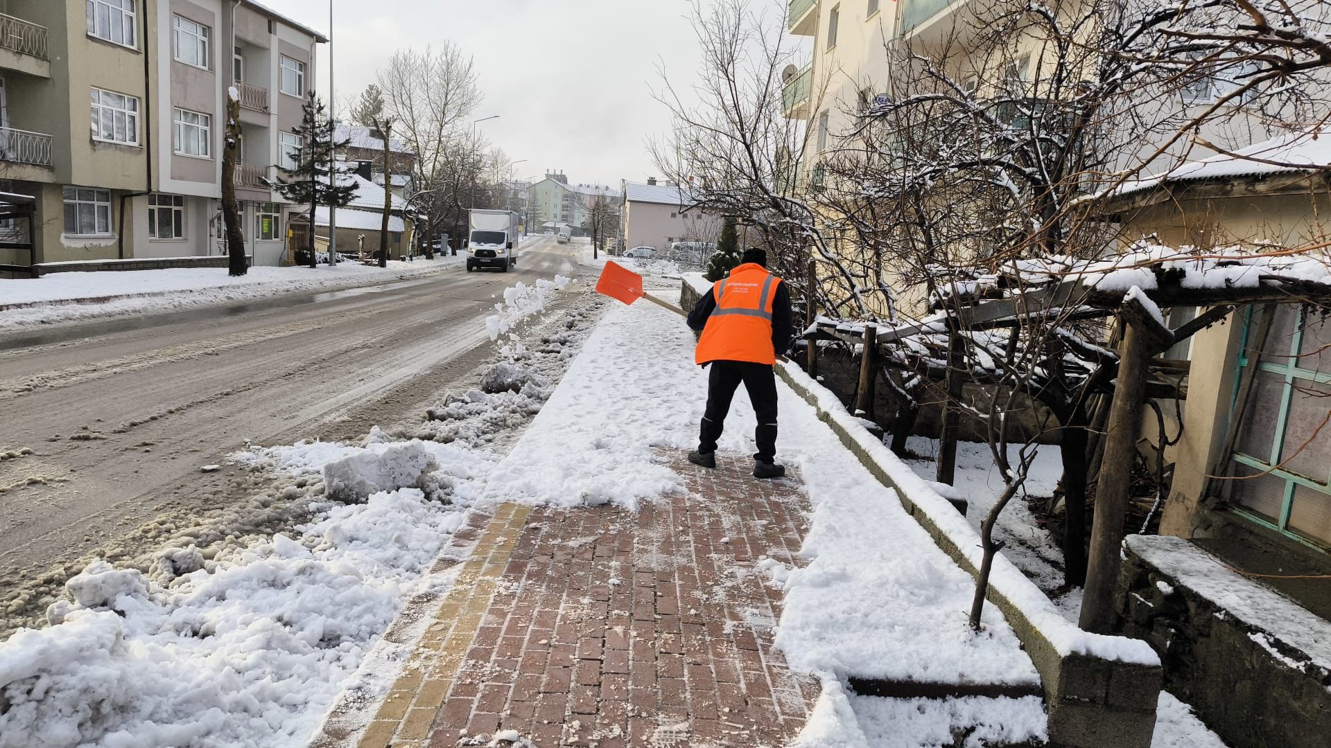 Seydişehir’de gece saatlerinde başlayan yoğun kar yağışı şehri beyaza bürüdü. 