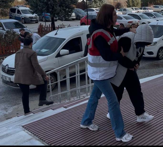 Konya - Akaryakıt istasyonundan gasbettikleri paraları başka bir akaryakıt istasyonunda harcamışlar