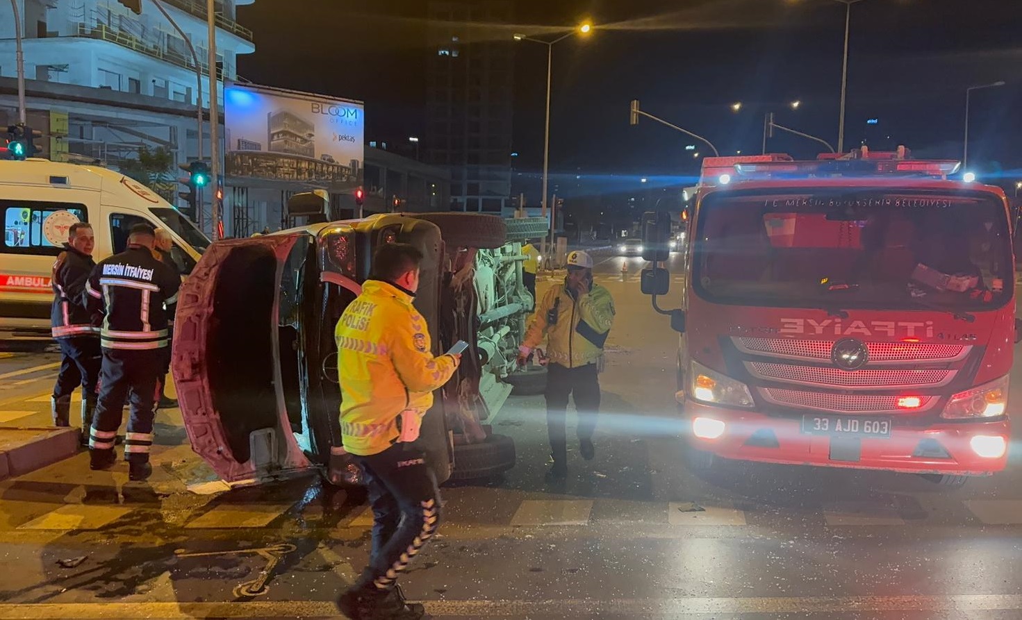  Mersinde Hasta taşıyan ambulans ile cip çarpıştı; 5 yaralı