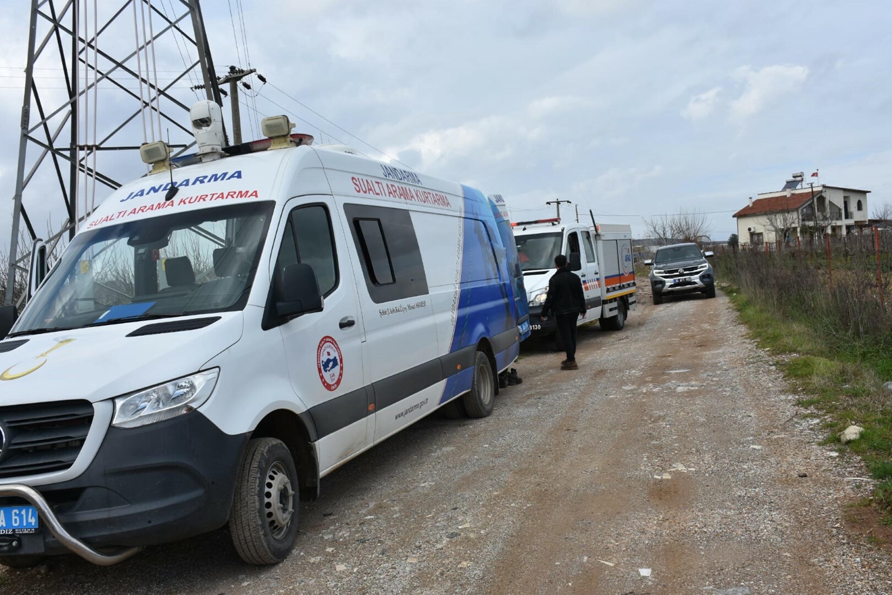 İzmir'de otomobil, dere üzerindeki köprüden geçerken sele kapıldı: 2 ölü, 1 kayıp