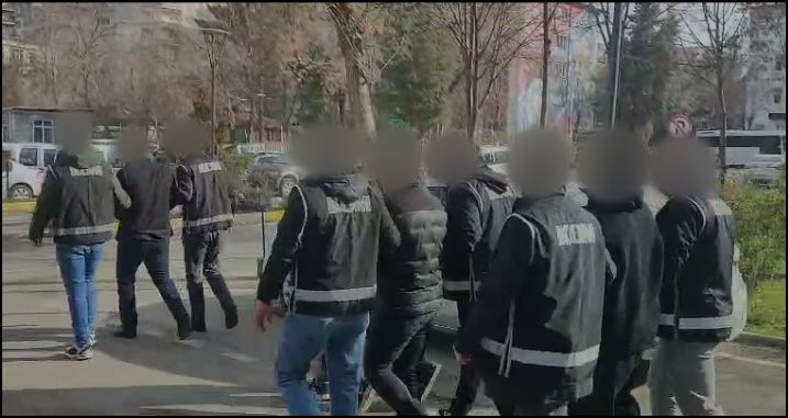 Yapay zeka kullanıp kendilerini MİT personeli olarak tanıtarak dolandıran 2 şüpheli tutuklandı