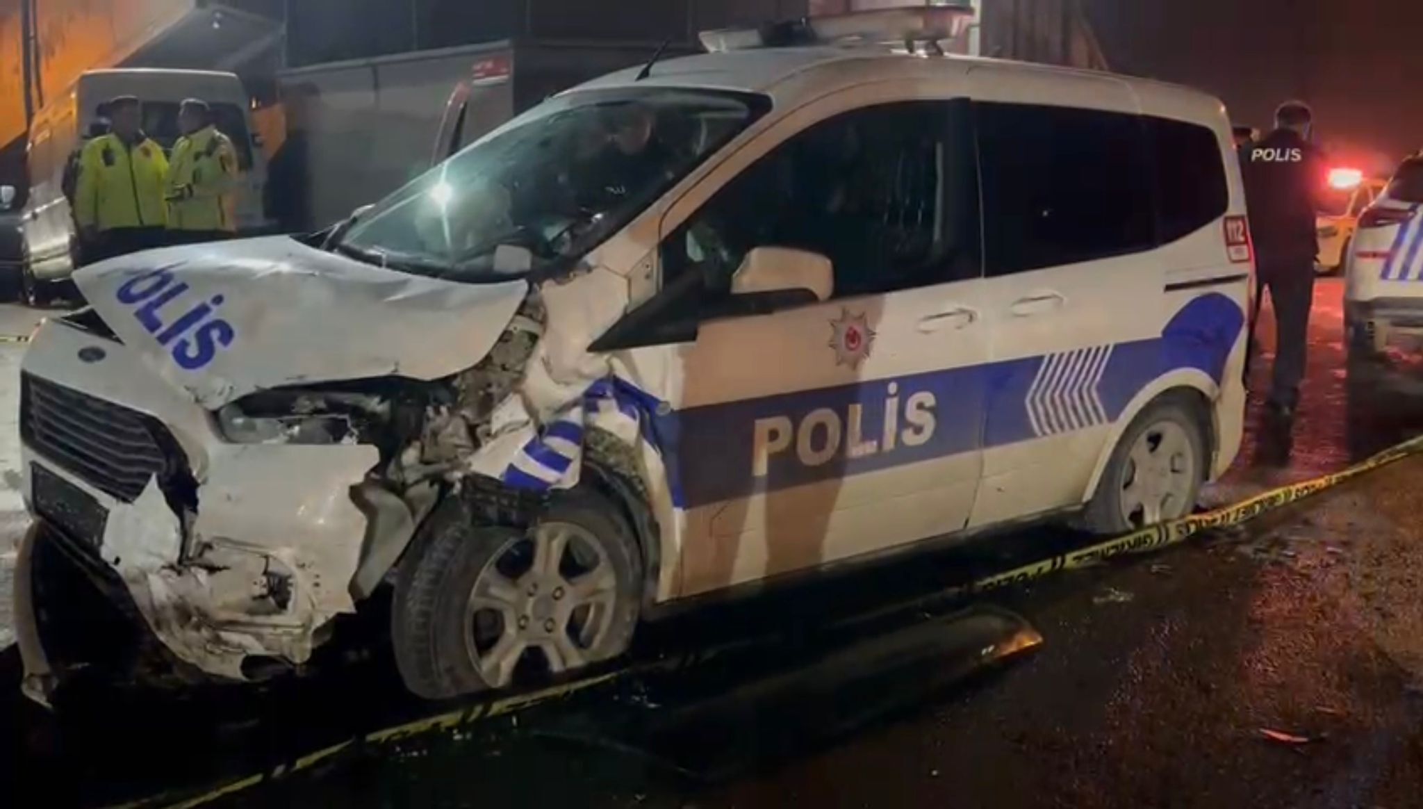İstanbul - Sultanbeyli'de polis aracının karıştığı kazada 2'si polis 3 kişi yaralandı