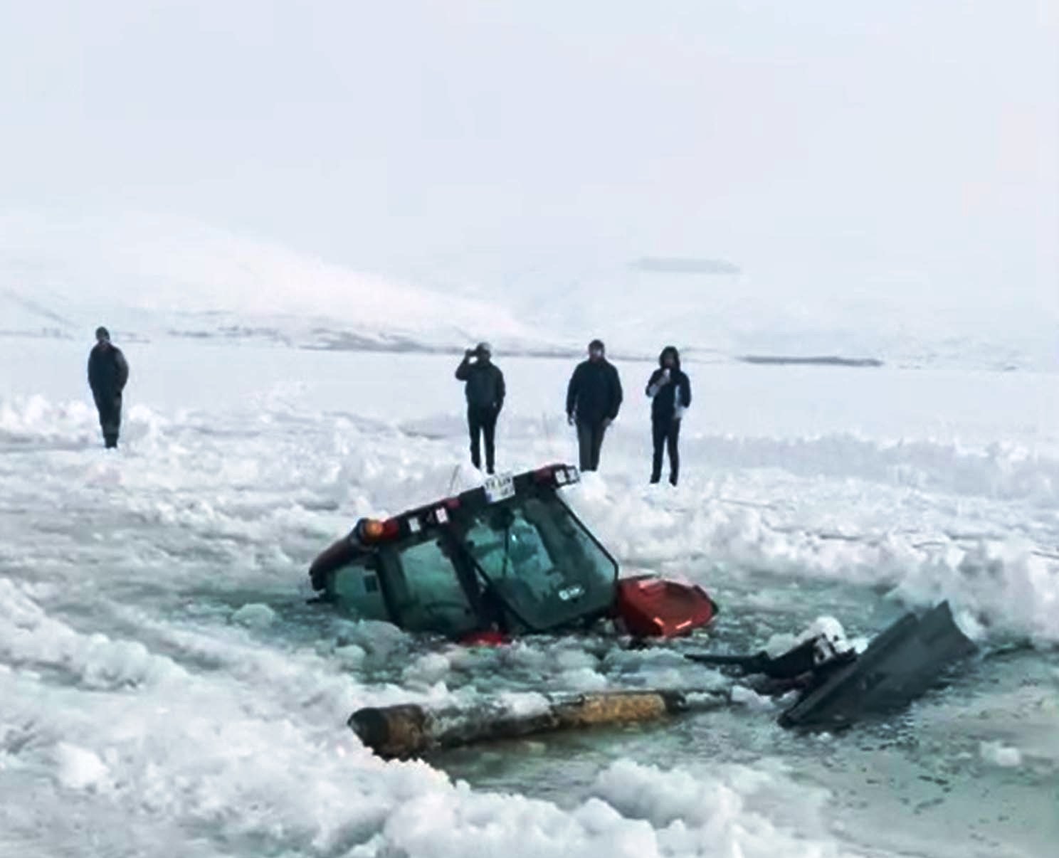 Çıldır Gölü'ne traktör düştü