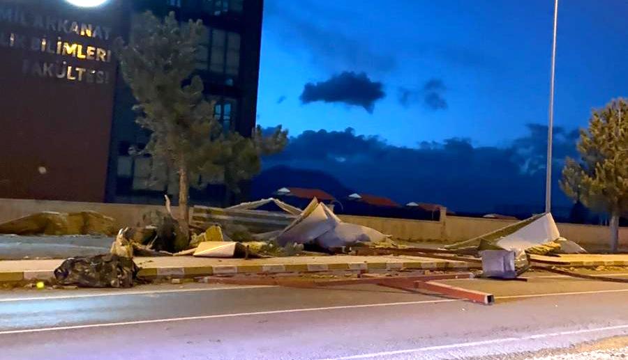 Seydişehir’de Şiddetli Fırtına: Yüksekokulun Çatısı Uçtu, Yol Kapandı!