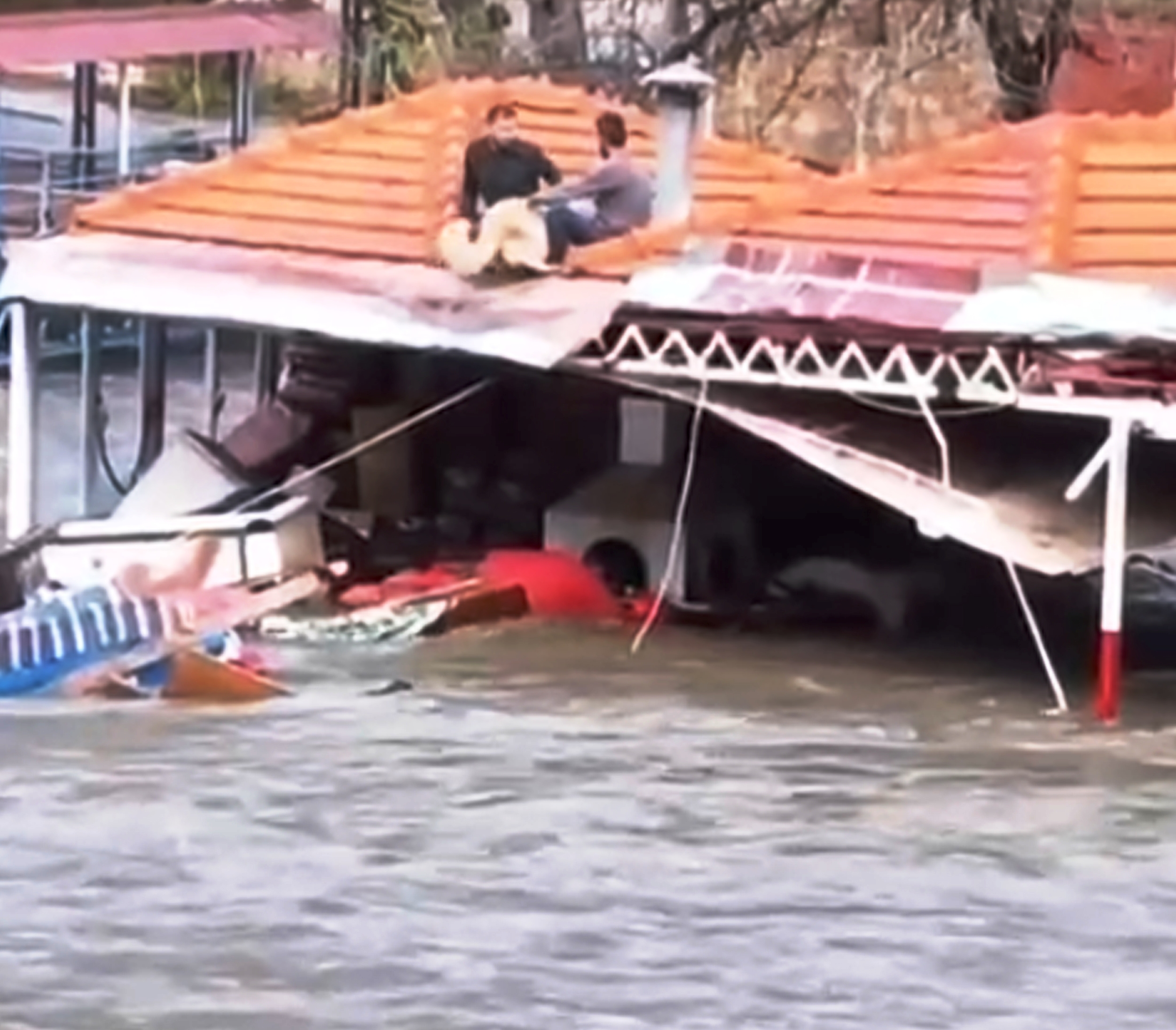 Antalya'da kuvvetli yağış 6 ilçede hasara neden oldu, mahsur kalan hayvanlar kurtarıldı