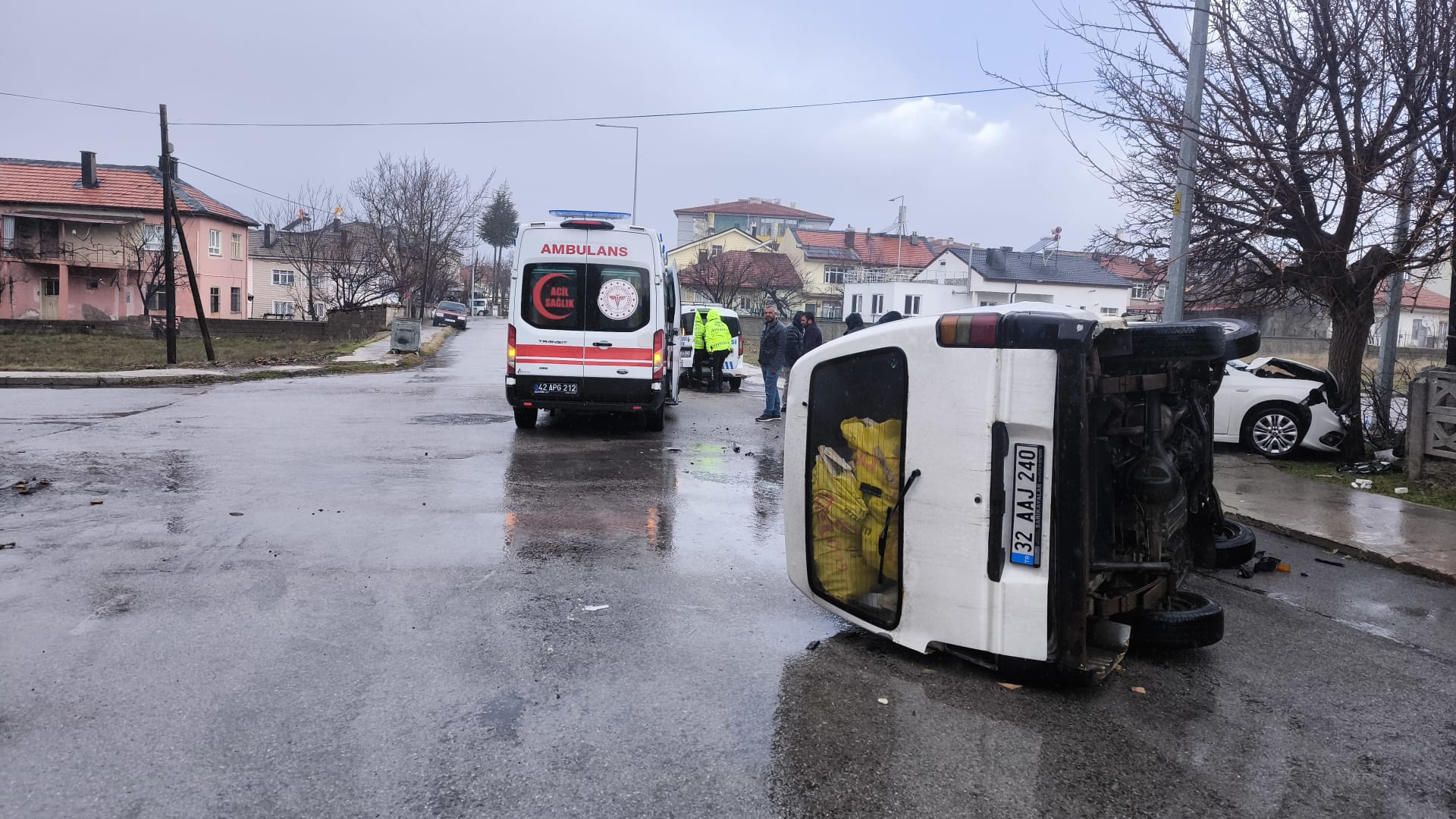 Seydişehir’de Korkutan Kaza: Minibüs Devrildi, 3 Yaralı