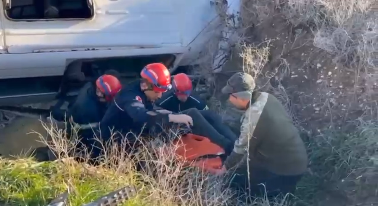 Adana - Öğrenci servisi dereye düştü: 2'si ağır 9 yaralı