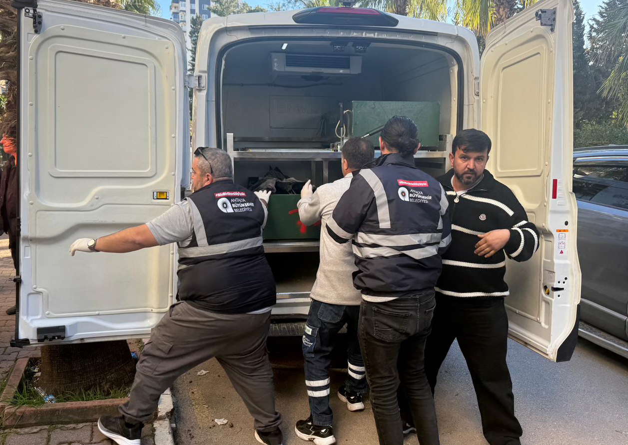 Antalya - Yakınlarına mesaj attı, evinde bir kadınla ölü bulundu