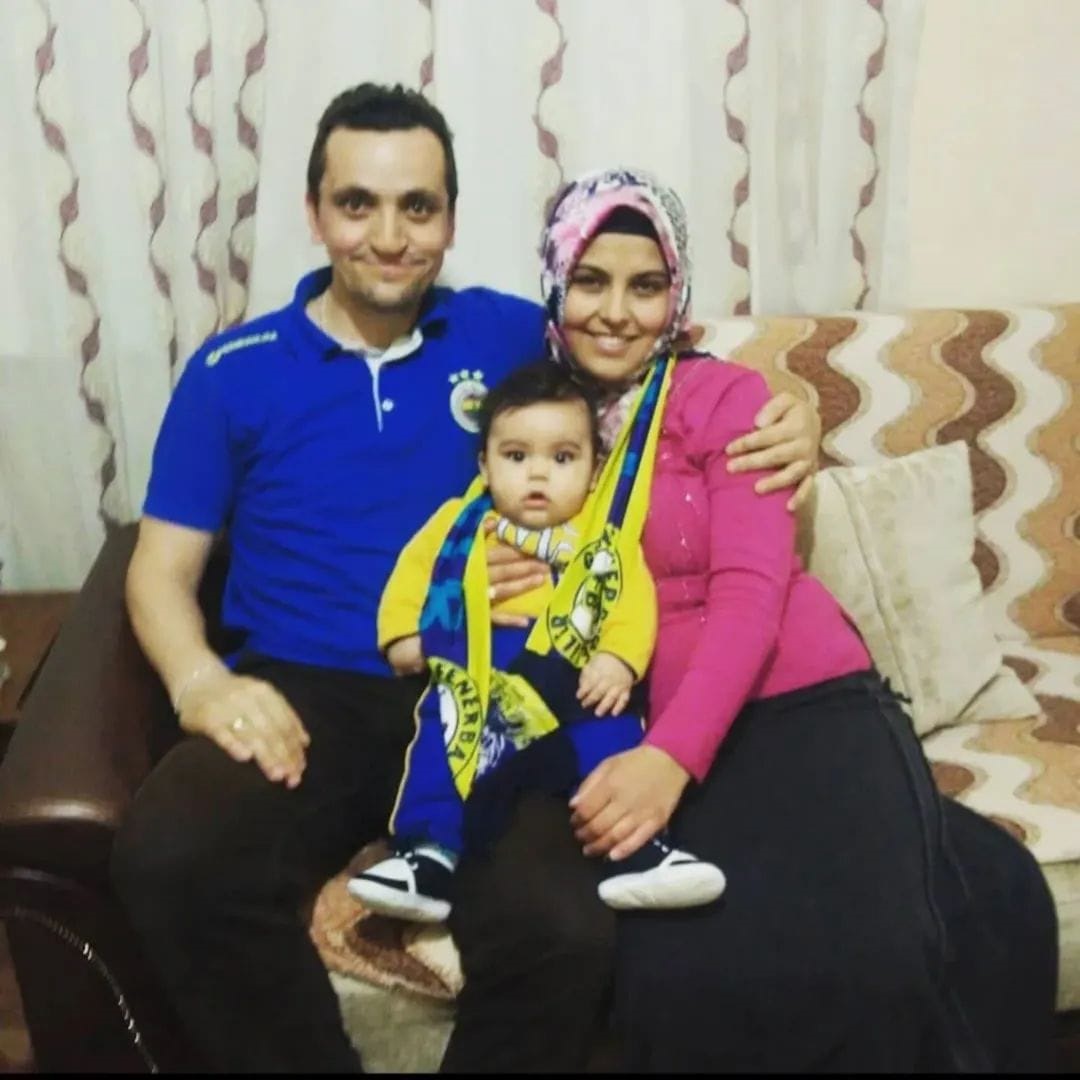 Otomobil bariyerlere çarptı: Baba ve anne öldü, kızları yaralandı