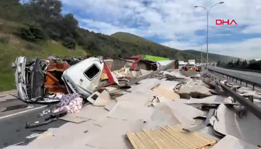   Konya  Plakalı tır Kocaeli TEM'de Zincirleme TIR Kazaya   karıştı  1 Yaralı