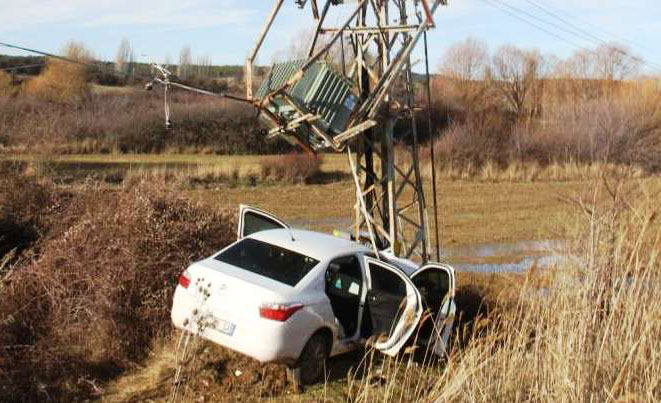 Beyşehir’de Korkunç Kaza: Otomobil Enerji Hattı Direğine Çarptı!