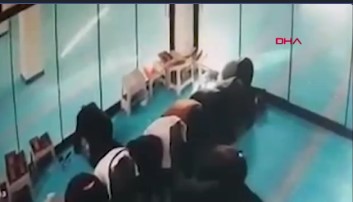 Şanlıurfa - Camide cemaatin üzerine asma tavan parçaları düştü; olay anı kamerada