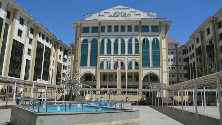 Antalya - Bebeği başkasının nüfusuna kaydettiren 3 kişiye hapis