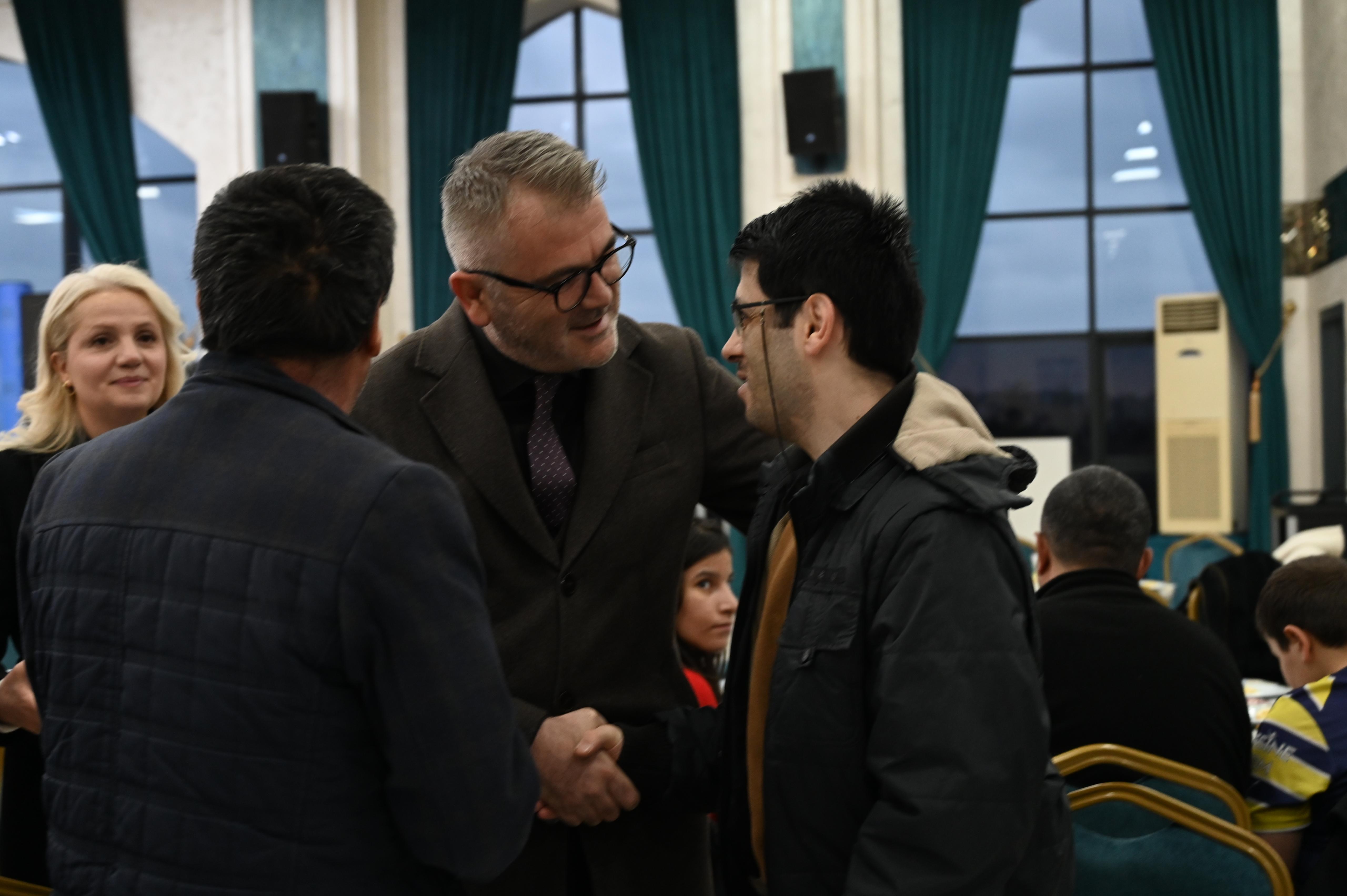 BAŞKAN USTAOĞLU, EVDE BAKIM HİZMETİ ALAN ENGELLİ BİREYLERLE BULUŞTU 